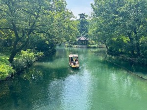 淑荣二次上船开到湖中间去，看看湖心小屋里到底有什么秘密